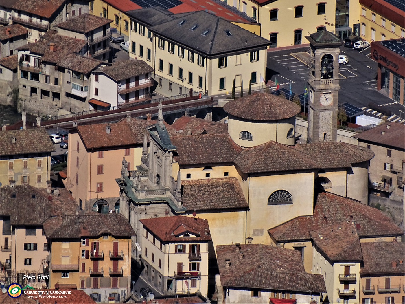 43 Maxi zoom sulla Chiesa di San Giovanni Bianco che oggi, domenica 26 marzo, festeggia la Sacra Spina.JPG